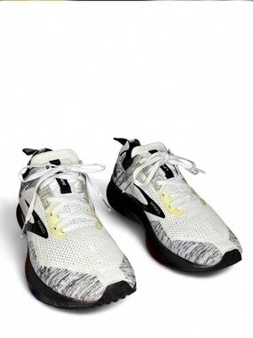 Brooks Levitate 4 Womens Lightweight Running Shoes Size 10 Black/White Shoes